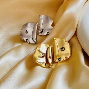 Orecchini a pieghe in metallo placcato oro 18K color oro e argento su seta