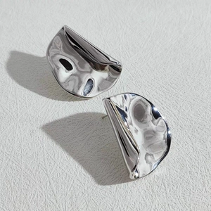 Orecchini d'argento astratti con finitura a specchio lucida e design fluido moderno