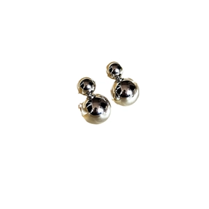 Boucles d'oreilles sphériques argentées avec perles étagées et fini métal minimaliste