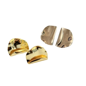 Orecchini minimalisti placcati oro 18 carati e argento con design in metallo stropicciato