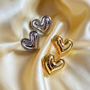 Boucles d'oreilles cœur plaquées or 18 carats en or et argent avec finition miroir polie