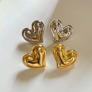 Boucles d'oreilles cœur en or 18 carats et argent poli avec un design métallique effet miroir