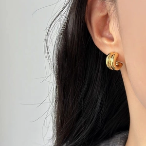 Minimalist double layer C-shaped S925 earrings in 18K gold with vertical groove texture