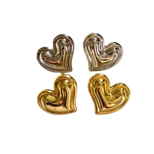 Boucles d'oreilles cœur 3D plaquées or 18 carats et argent au design minimaliste