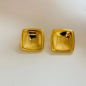 Boucles d'oreilles carrées géométriques dorées avec une finition métallique polie sur blanc