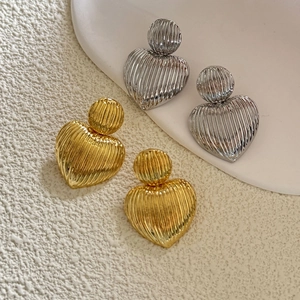 Boucles D'oreilles Pendantes Cœur Rayé En Cuivre Plaqué Or 18K Texture Métallique Nervurée Bijoux De Mode Pour Femmes