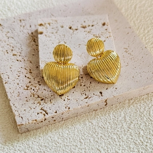 Boucles d'oreilles cœur dorées 18 carats avec rayures verticales au style rétro élégant