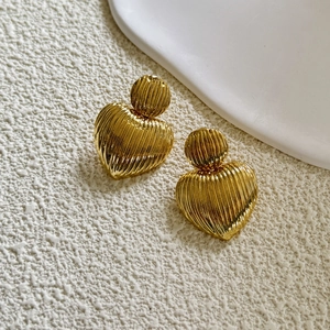 Boucles d'oreilles cœur plaquées or 18 carats avec texture rayée et finition brillante