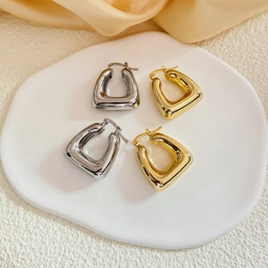U-shaped hollow earrings in gold and silver finish with high polished metallic texture