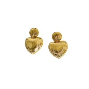 Boucles d'oreilles cœur plaquées or 18 carats avec texture rayée et clous ronds