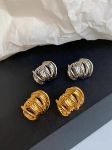 Boucles d'oreilles artistiques en métal entrelacé doré et argenté à structure sphérique