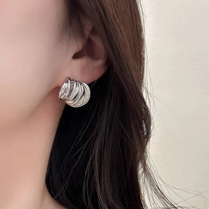 Boucles d'oreilles créoles torsadées en argent S925 au design géométrique en métal