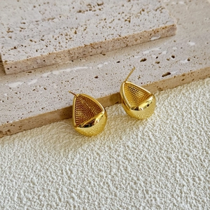 Boucles d'oreilles géométriques goutte en plaqué or 18K avec détail en nid d'abeille