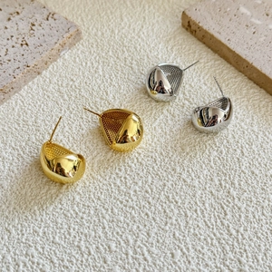 Vue détaillée des boucles d'oreilles goutte or et argent avec finition intérieure mesh