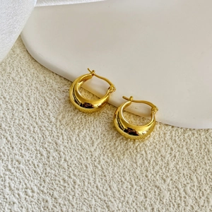 Boucles d'oreilles créoles épaisses en C plaquées or 18K avec finition brillante