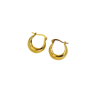 Créoles épaisses minimalistes plaquées or 18 carats avec un design géométrique poli