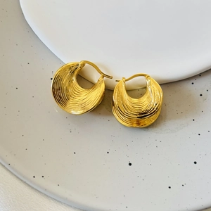 Boucles d'oreilles dorées larges et irrégulières avec texture à rayures verticales