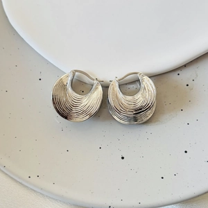 Boucles d'oreilles créoles géométriques argentées avec rainures concentriques