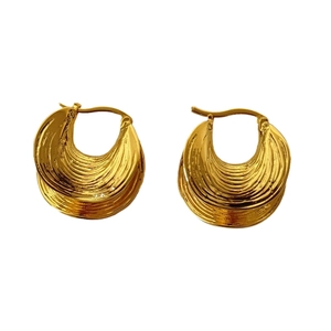 Boucles d'oreilles dorées géométriques avec surface ondulée texturée et design moderne