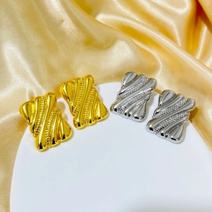 Boucles d'oreilles carrées géométriques à texture ondulée en finitions or 18K et argent