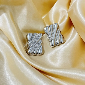 Élégantes boucles d'oreilles carrées géométriques en argent plaqué or 18 carats avec rainures