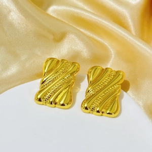 Vue détaillée des boucles d'oreilles rectangulaires plaquées or 18 carats à motifs d'ondes