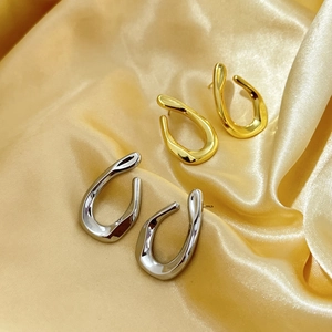 Orecchini a forma di U in metallo fluido color oro e argento con finitura a specchio