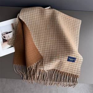Détails de l'écharpe à motif pied-de-poule avec franges et design double face marron