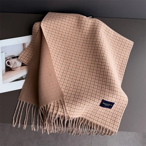 Détail d'une écharpe à carreaux classique avec franges et étiquette Eleganta Classic