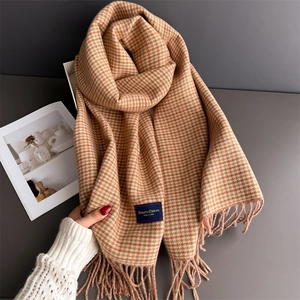 Écharpe d'hiver à carreaux orange et vert avec franges et étiquette élégante