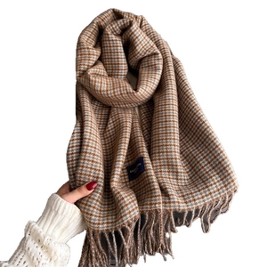 Écharpe à motif pied-de-poule avec franges en marron et gris, tissu doux style cachemire