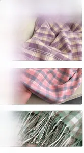 Gros plan d'écharpes à carreaux en polyester avec franges aux tons jaune et rose