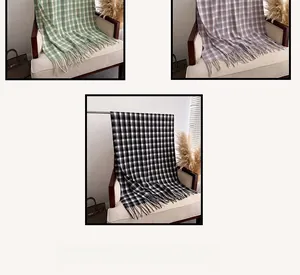 Détail d'une écharpe en cachemire à carreaux avec pompons élégants et motif damier