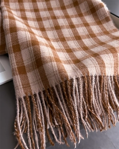 Détail de l'écharpe à carreaux montrant la texture douce en cachemire et les franges