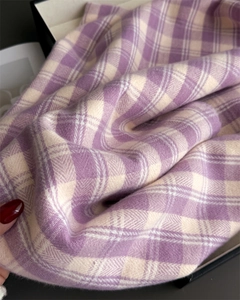 Gros plan de l'écharpe à carreaux violet et crème avec texture brossée et tissage sergé