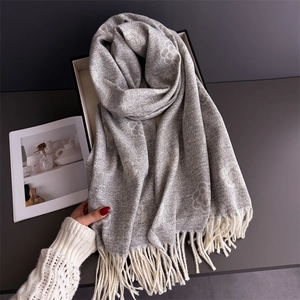 Luxurious camellia floral cashmere scarf with long tassels and thick jacquard knitting