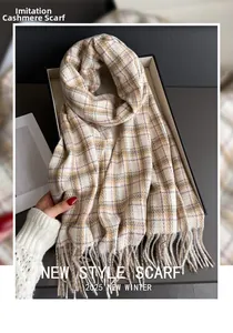 Détail d'une écharpe à carreaux en simili cachemire avec franges en coffret cadeau