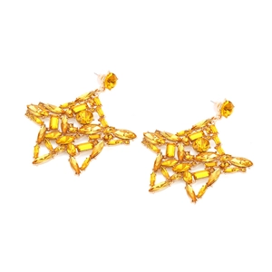 Detailansicht luxuriöser goldener Sternohrringe mit funkelnden gelben Kristallen