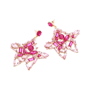 Makro-Detail von sternförmigen Ohrringen mit rosa Kristallen und goldener Legierung