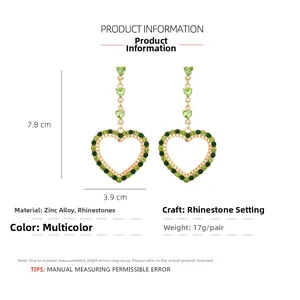 Dettaglio di orecchini a cuore con strass verdi e altezza di 7,8 cm