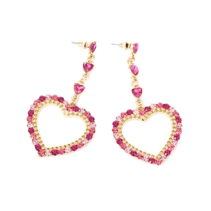 Dettagli degli orecchini a cuore dorati con cristalli rosa e strass pavé scintillanti
