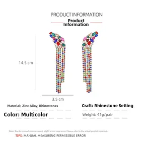 Gros plan montrant les dimensions des boucles d'oreilles à franges en strass colorés