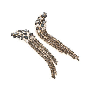 Vue détaillée de longues boucles d'oreilles pampilles avec cristaux gris et strass argentés