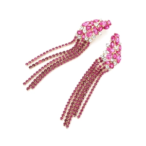 Vue détaillée de boucles d'oreilles fleurs en cristal rose avec longs glands