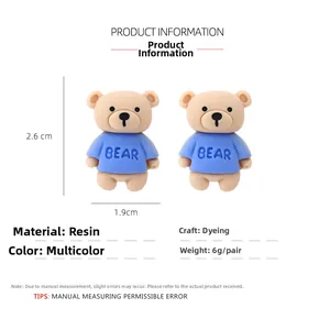 Vue détaillée montrant les dimensions des boucles d'oreilles ours bleu en résine