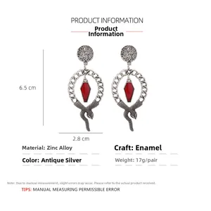 Détail de boucles d'oreilles gothiques cercueil émail rouge et serpent en argent antique