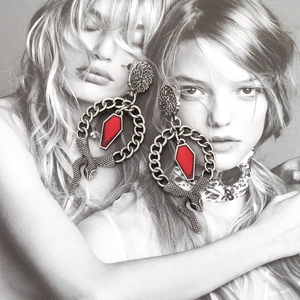 Boucles d'oreilles serpent gothiques argentées avec pierre rouge en forme de cercueil