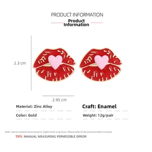 Détail des boucles d'oreilles lèvres rouges avec cœurs roses et dimensions de 2,95 cm