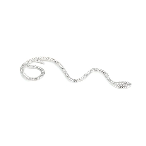 Dettaglio di un ear cuff a serpente argento con strass bianchi brillanti incastonati
