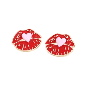 Détails des boucles d'oreilles lèvres rouges avec motif cœur rose et bords dorés